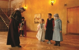 Семейная экскурсия Первые шаги ко двору” для 2 взрослых и 2 детей в замке Jaunpils, 80 минут