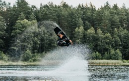 Izbrauciens ar veikbordu Wild Wake parkā - kabeļa noma 30 min