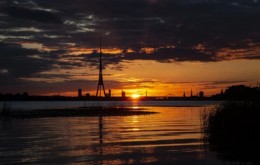Kruīza brauciens diviem ar kuģīti saulrietā