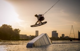 Brauciens ar veikbordu aprīkotā trasē Riga Wake Zaķusala 30 min