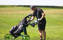 18 bedrīšu spēle golfa klubā darba dienās