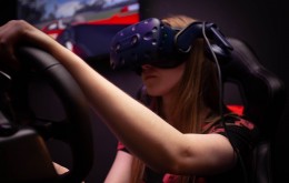 Brauciens autosacīkšu simulātorā vienai personai no VR Gaming