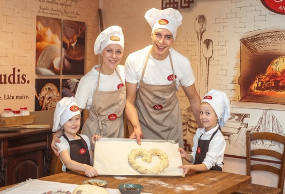 Семейная экскурсия "Rupjmaizes kukulis padusē" в пекарне Lāči