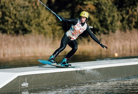 Izbrauciens ar veikbordu 30 min Wild Wake veikparkā