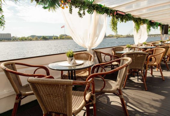 Романтическая поездка на кораблике Vecrīga для двоих 