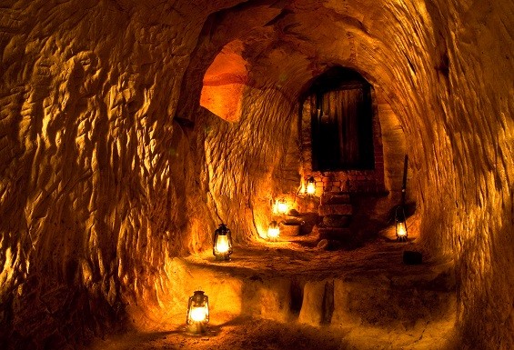 Дегустация вина и сока для родителей с детьми в пещере при свечах