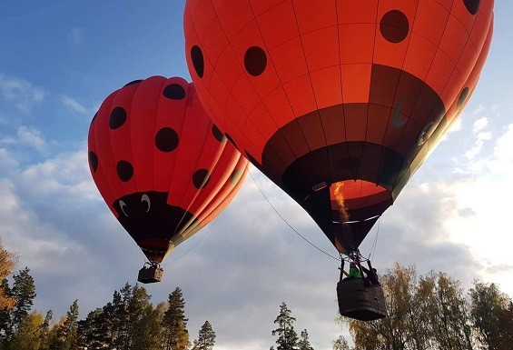 lidojums ar gaisa balonu diviem