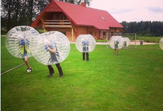 Neparasts zorb futbols astoņām personām