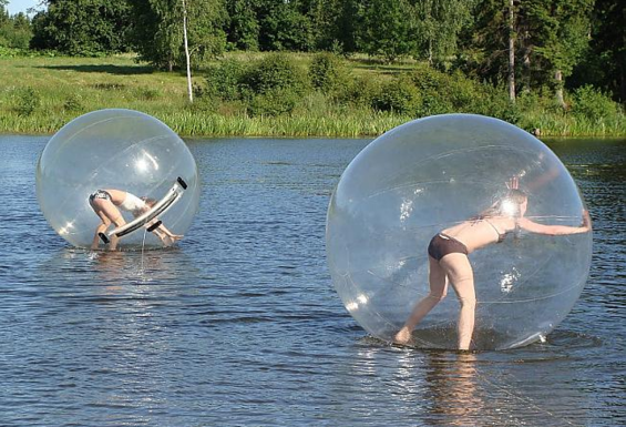 Aizraujošs piedzīvojums zorb ūdens bumbā