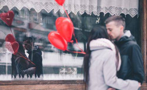 Masveida kāzas, kliedzoši vīrieši, joku vēstules... Kā Valentīndienu svin citur pasaulē?
